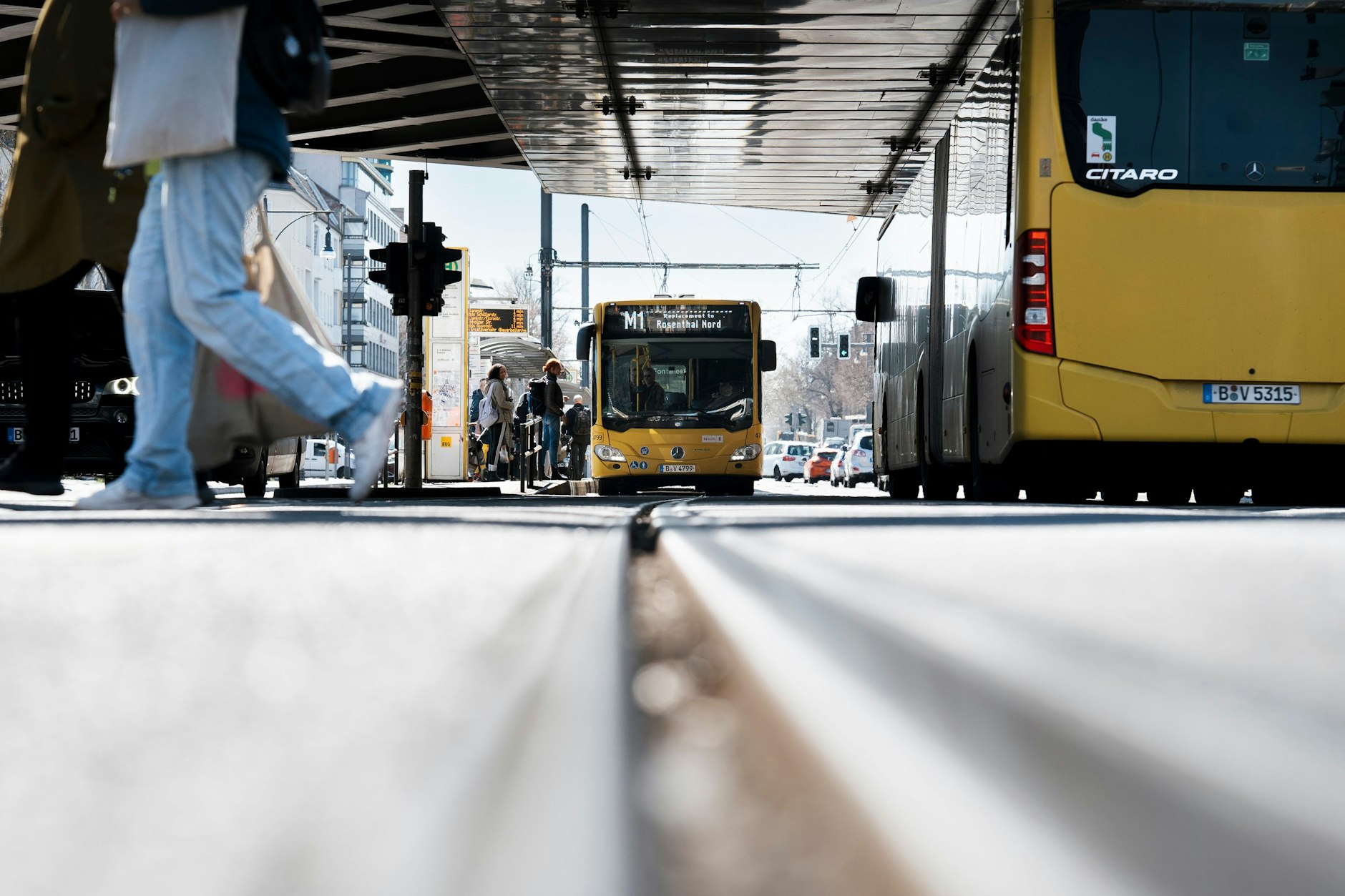 Busse am Bahnhof Pankow: Bis Ende Juni ist der Tramverkehr auf den Linien M1 und 50 unterbrochen. Die M13, die nach Friedrichshain fährt, bleibt sogar bis Ende Juli Baustelle.