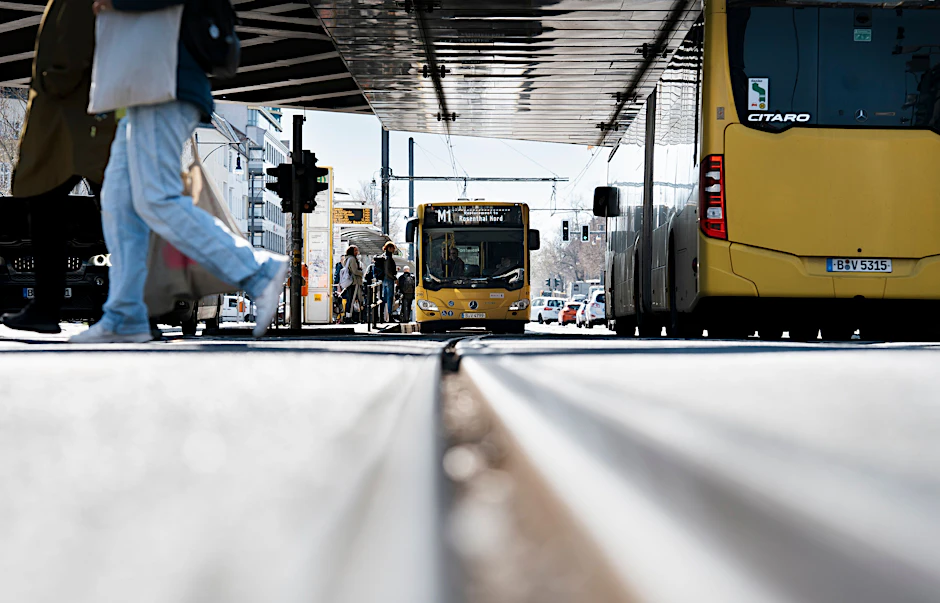 Busse am Bahnhof Pankow: Bis Ende Juni ist der Tramverkehr auf den Linien M1 und 50 unterbrochen. Die M13, die nach Friedrichshain fährt, bleibt sogar bis Ende Juli Baustelle.