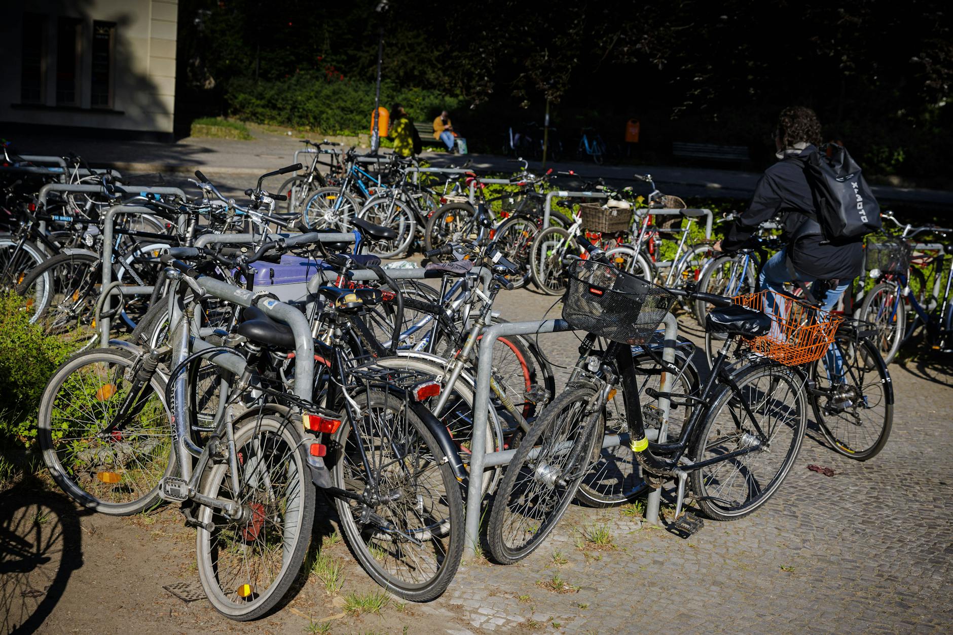 Für Radpendler wird am S-Bahnhof Hermsdorf im Bezirk Reinickendorf eine sichere Fahrradabstellanlage gebaut.