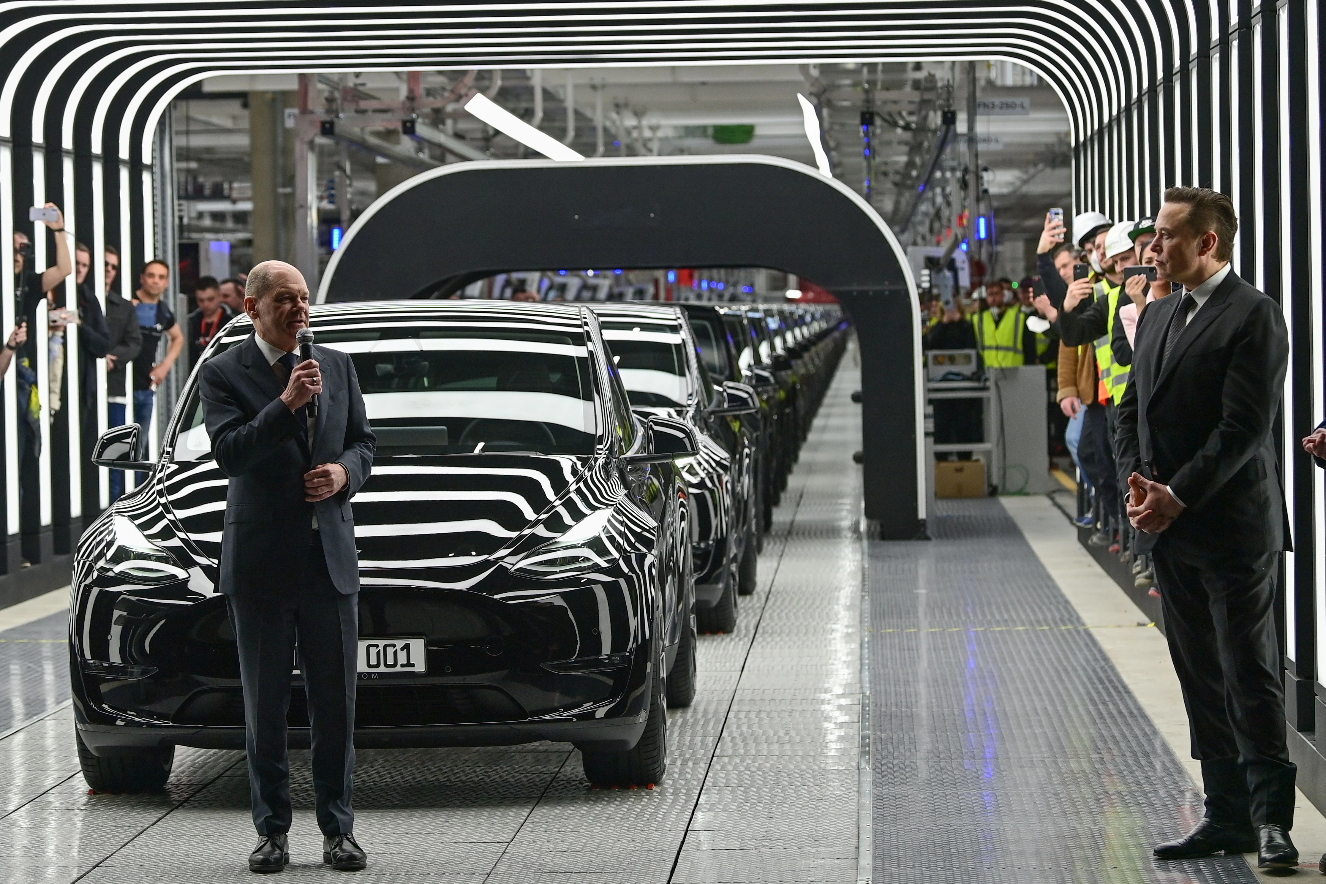 2022: Bundeskanzler Olaf Scholz (l.) und Elon Musk nehmen an der Eröffnung der Tesla-Fabrik in Grünheide teil.