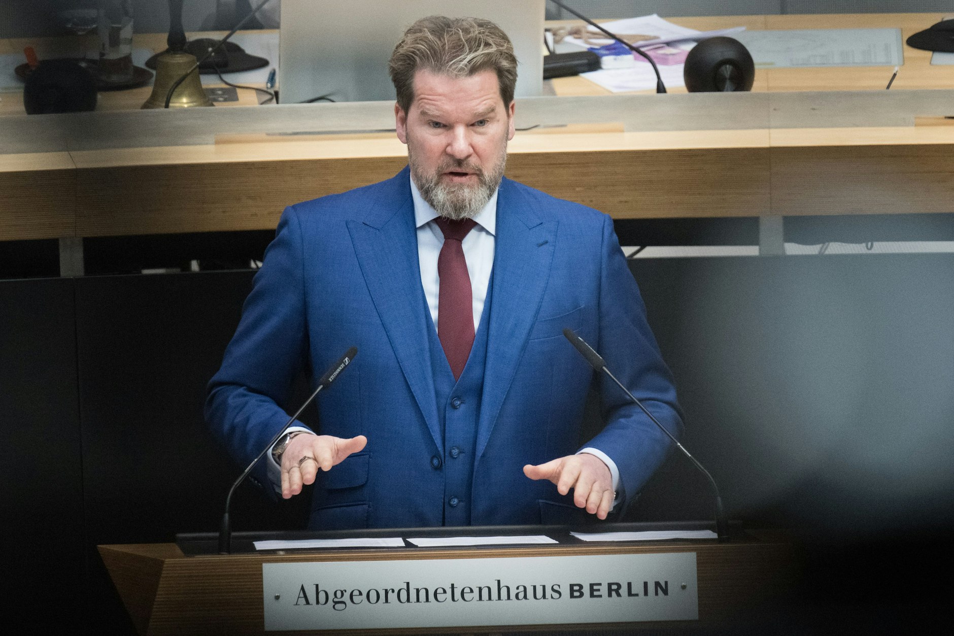 27.02.2025, Berlin: Dirk Stettner, Fraktionsvorsitzender der CDU im Berliner Abgeordnetenhaus, spricht während der 6++