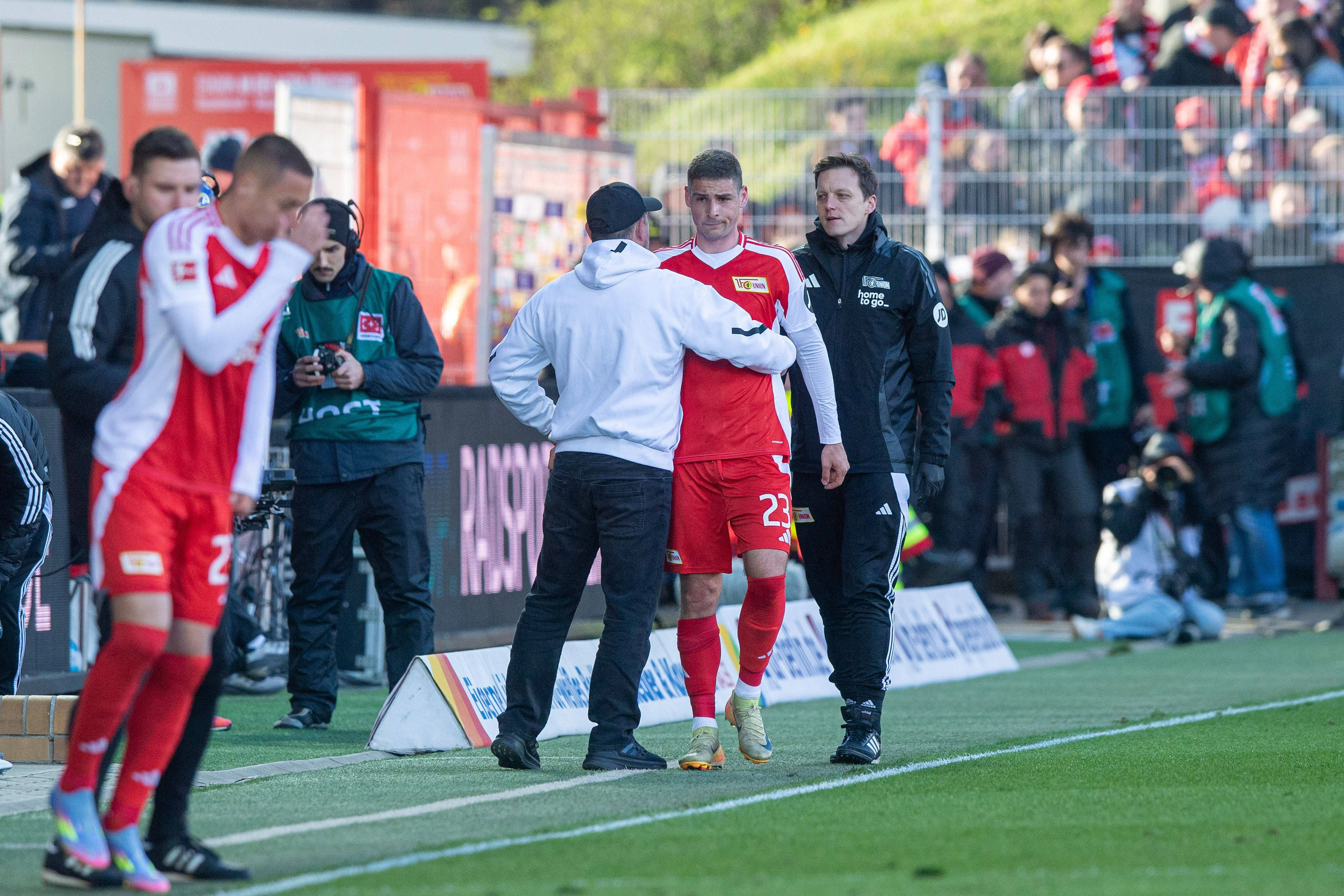Gefrustet: Andrej Ilic wird nach seiner Verletzung von Steffen Baumgart getröstet. Der Trainer des 1. FC Union hofft, dass der Serbe schnell wieder gesund wird.