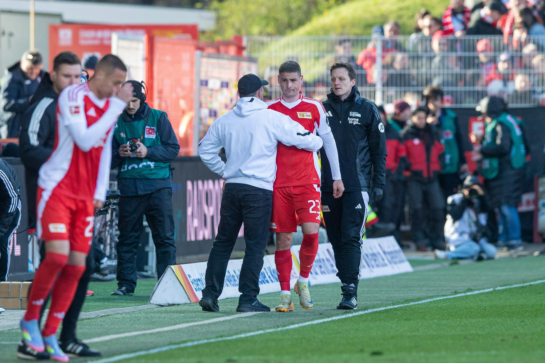 Gefrustet: Andrej Ilic wird nach seiner Verletzung von Steffen Baumgart getröstet. Der Trainer des 1. FC Union hofft, dass der Serbe schnell wieder gesund wird.