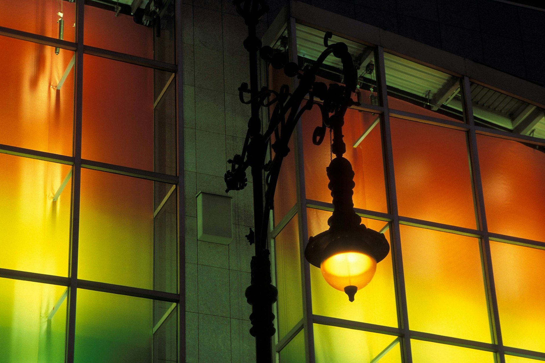 Eine Straßenlaterne steht in Berlin.