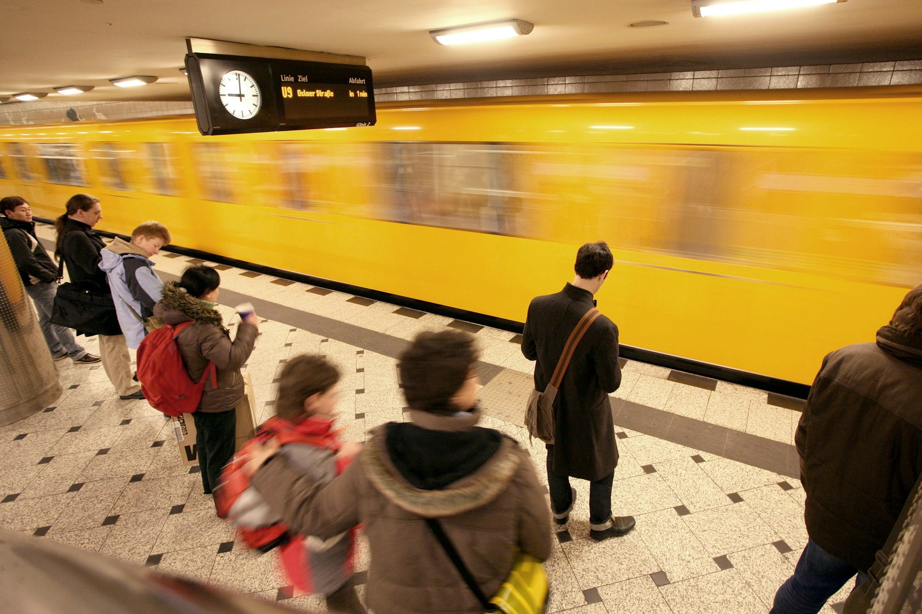 Einsteigen bitte! Eine U-Bahn fährt in den Bahnhof Zoologischer Garten ein. Nach fünf Warnstreik, die letzte beiden jeweils 48 Stunden lang, hoffen die Fahrgäste auf ein Ende des Tarifkonflikts.