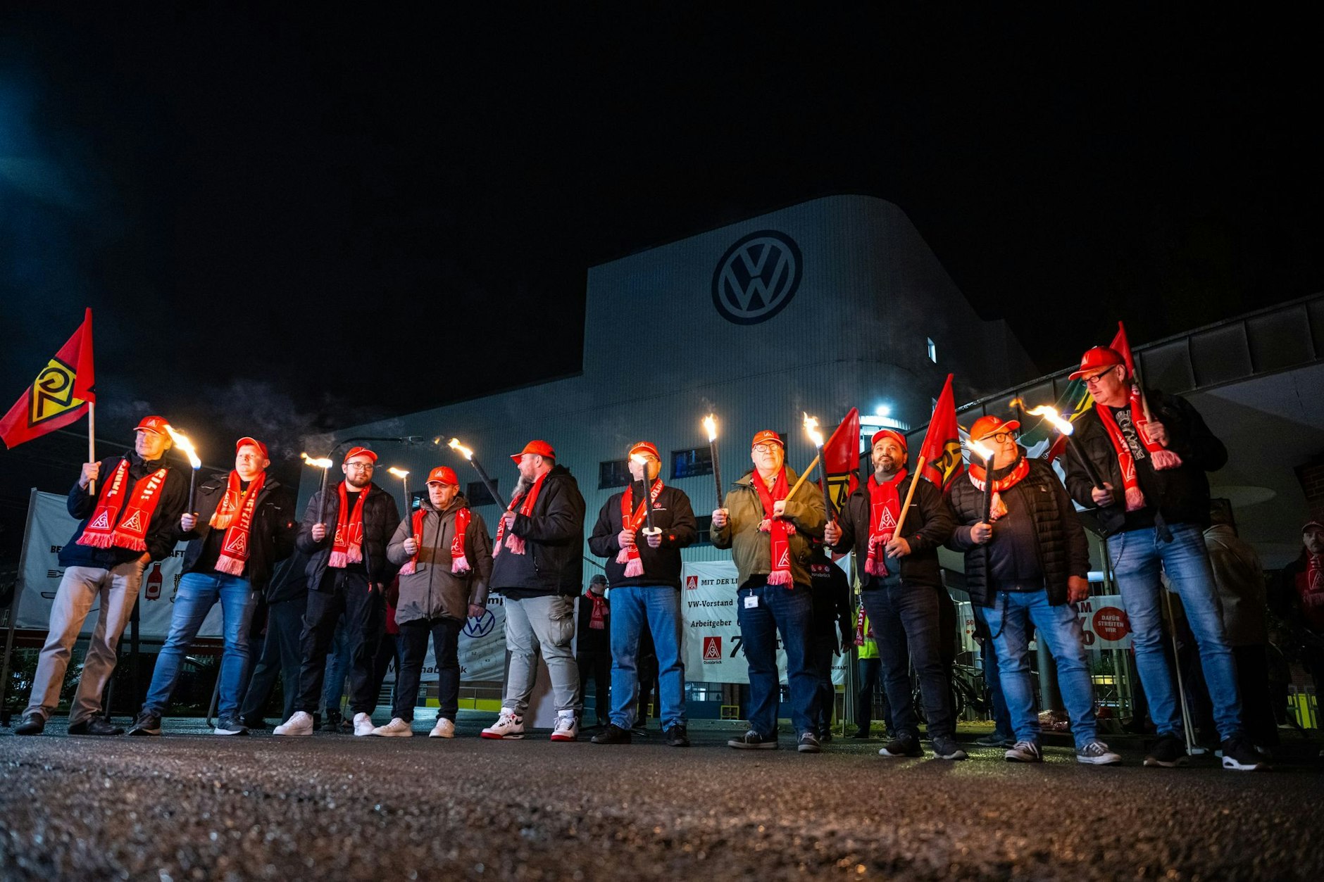 VW-Mitarbeiter im vergangenen Oktober vor dem VW-Werk in Osnabrück. Zum damaligen Zeitpunkt standen bei VW erstmals Werksschließungen in Deutschland zur Debatte.