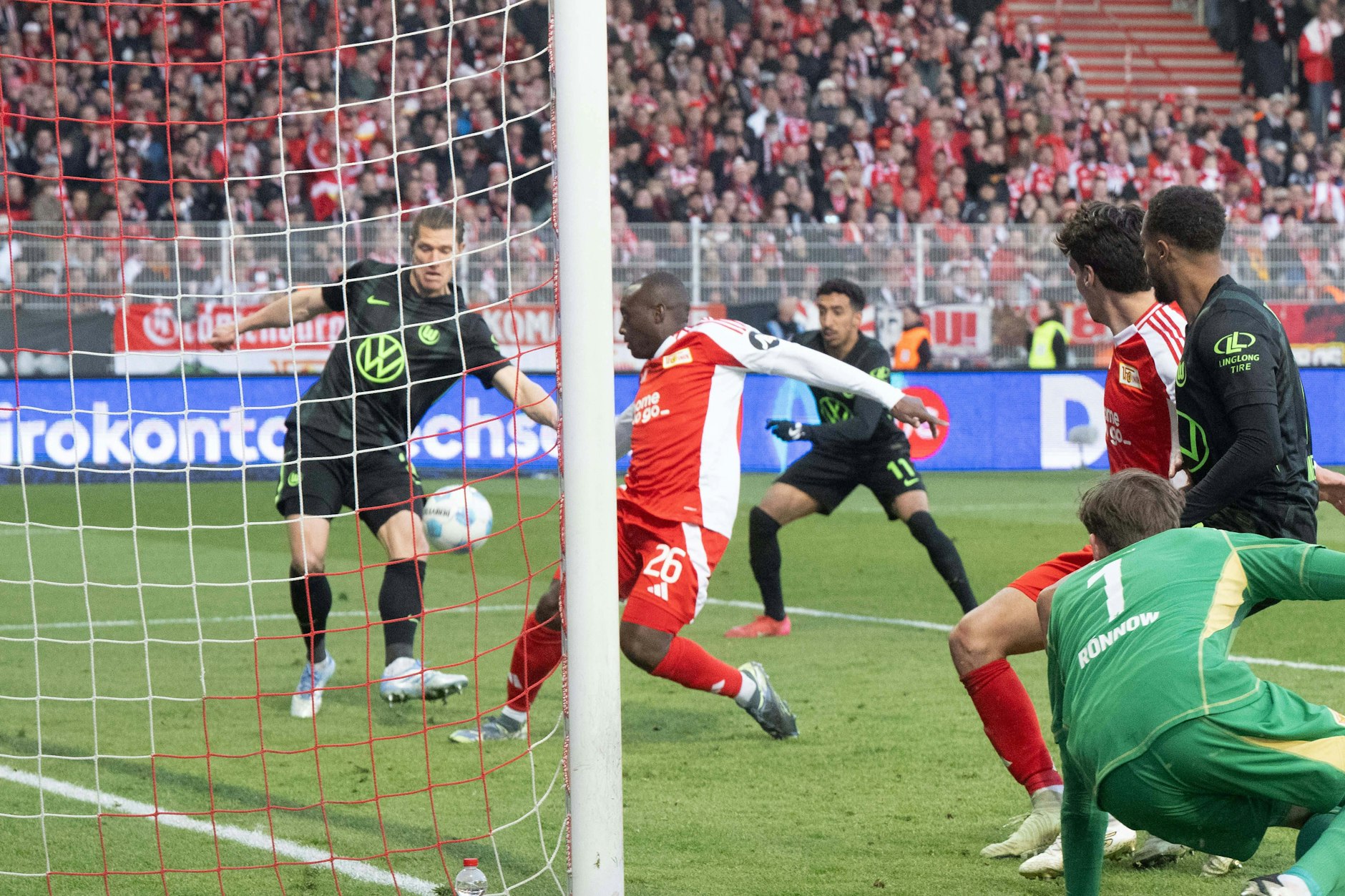 Verspätetes Abschiedsgeschenk: Ex-Unioner Kevin Behrens verpasst in der 89. Minute für den VfL Wolfsburg die Riesenchance zum 1:1-Ausgleich.