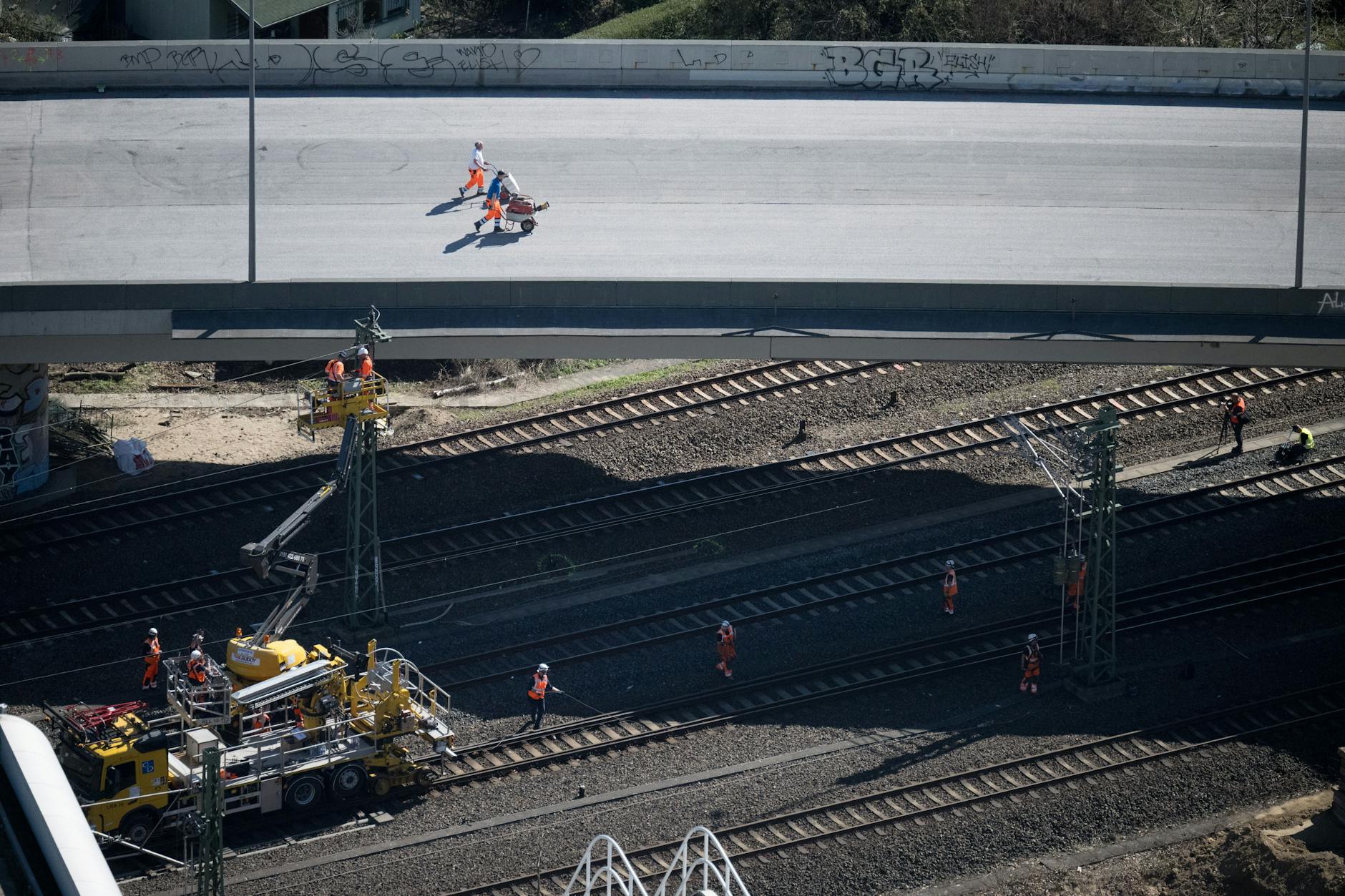 Der Abriss der Ringbahnbrücke an der A100 wird vorbereitet. Die Brücke muss aufgrund von Schäden abgerissen werden. Es gibt erhebliche Beeinträchtigungen des Verkehrs und der S-Bahn.