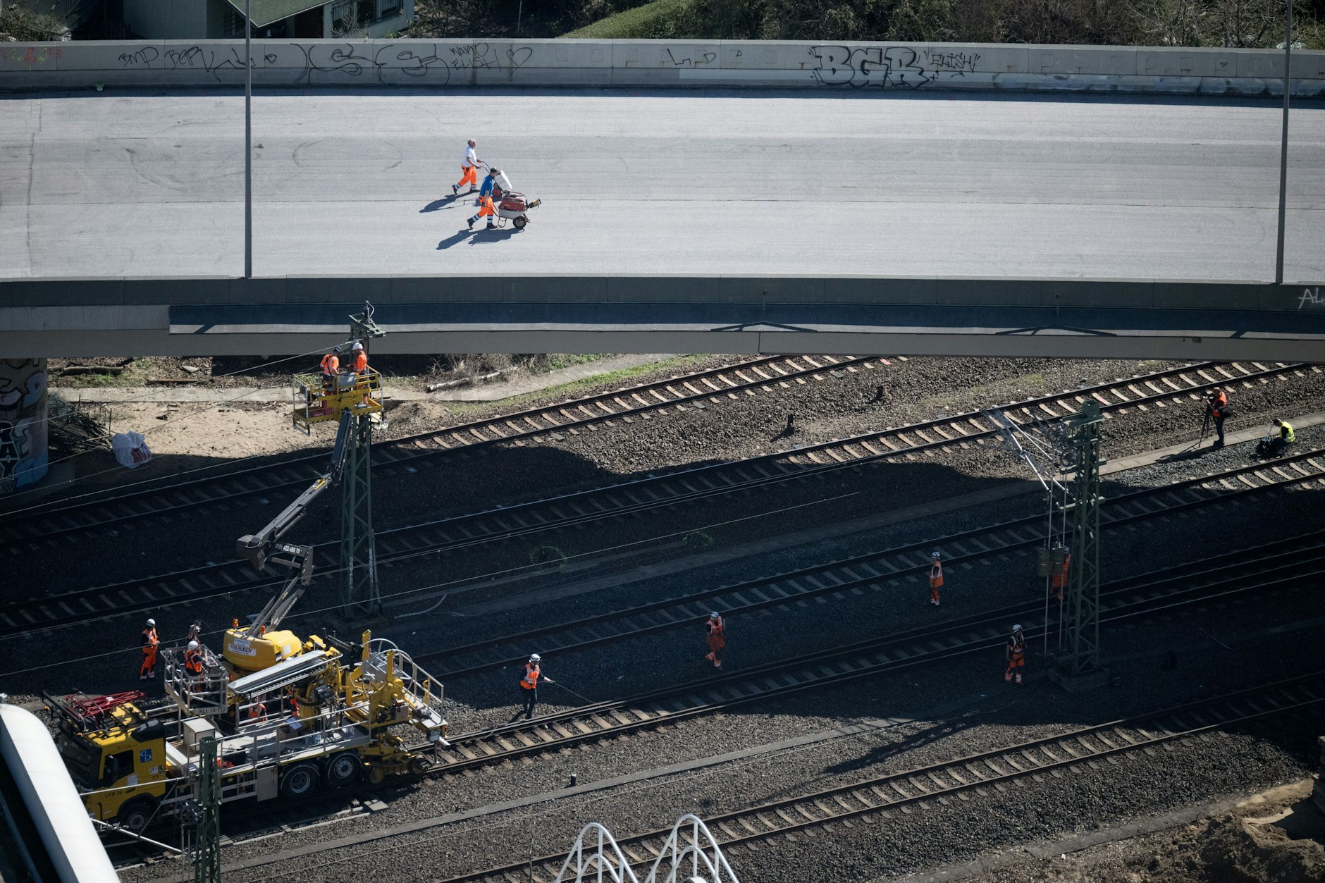Der Abriss der Ringbahnbrücke an der A100 wird vorbereitet. Die Brücke muss aufgrund von Schäden abgerissen werden. Es gibt erhebliche Beeinträchtigungen des Verkehrs und der S-Bahn.