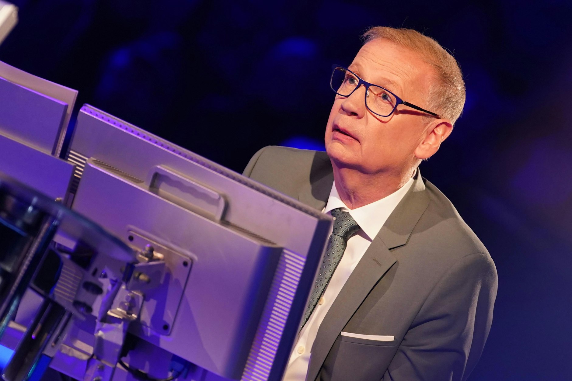 ER stellt bei „Wer wird Millionär?“ die Fragen: Günther Jauch moderiert die Sendung bereits seit 1999, will von seinen Kandidaten am Montag auch allerlei Dinge wissen. Was sind Cante, Baile und Toque und wer war Oliver Cromwell? Hier können Sie mitraten!