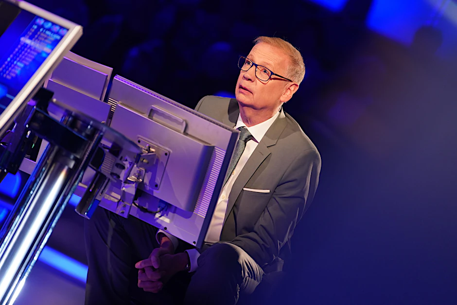 ER stellt bei „Wer wird Millionär?“ die Fragen: Günther Jauch moderiert die Sendung bereits seit 1999, will von seinen Kandidaten am Montag auch allerlei Dinge wissen. Was sind Cante, Baile und Toque und wer war Oliver Cromwell? Hier können Sie mitraten!