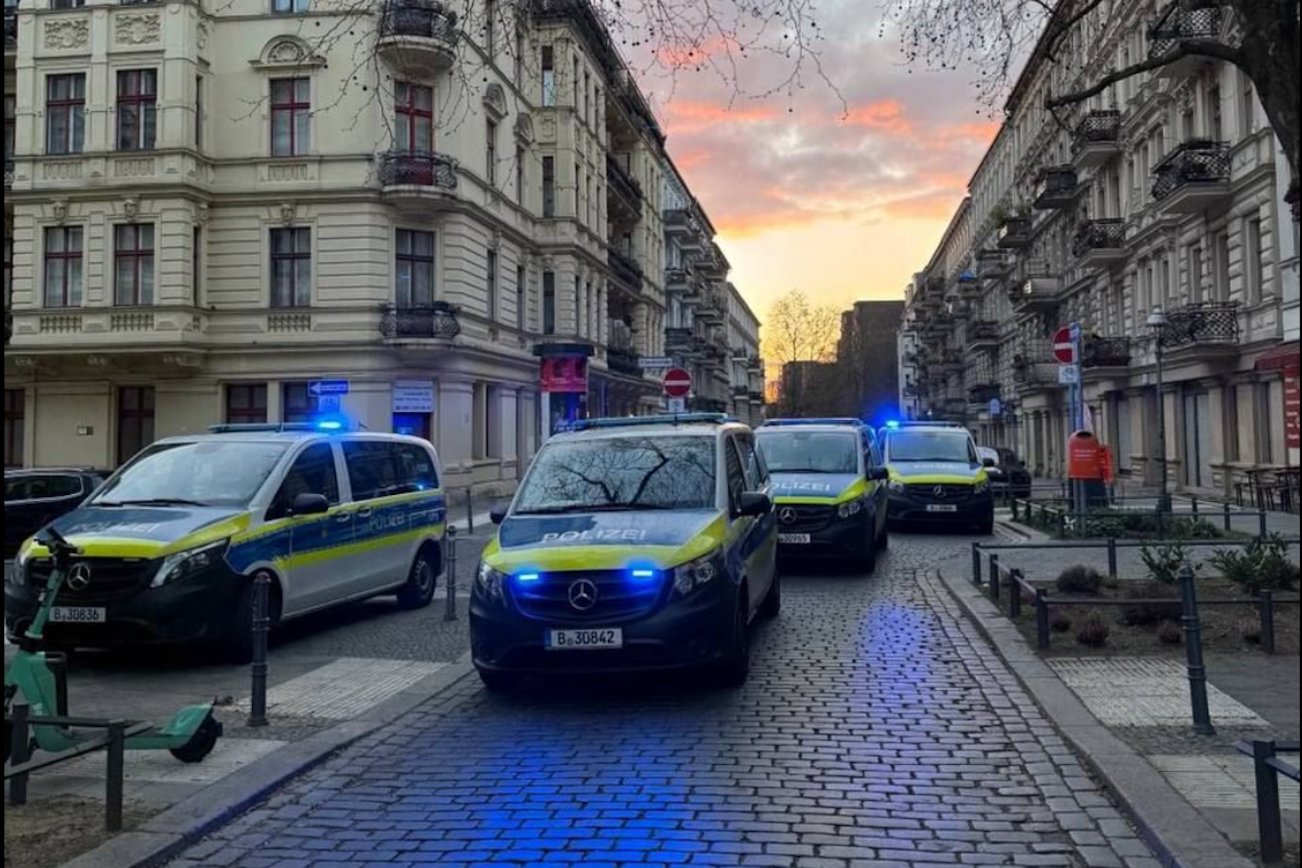 Seltsamer Einsatz in Kreuzberg – Berliner Polizei muss Mann vor seinen Gästen retten.
