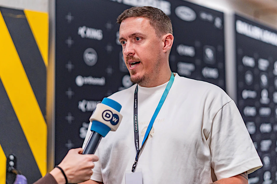 Max Kruse reagiert verärgert angesichts der Nachrichten der TV-Zuschauer.