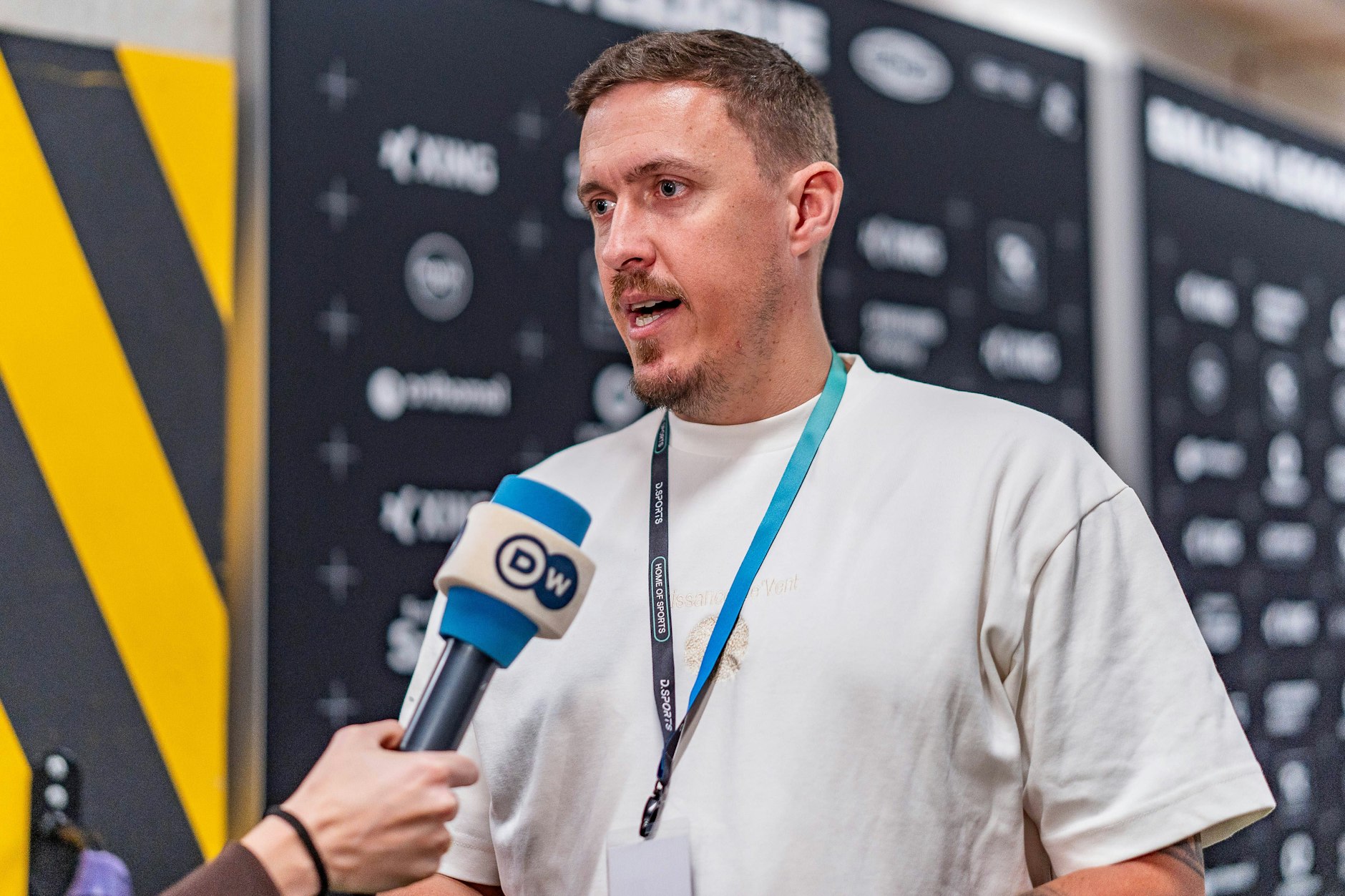 Max Kruse reagiert verärgert angesichts der Nachrichten der TV-Zuschauer.