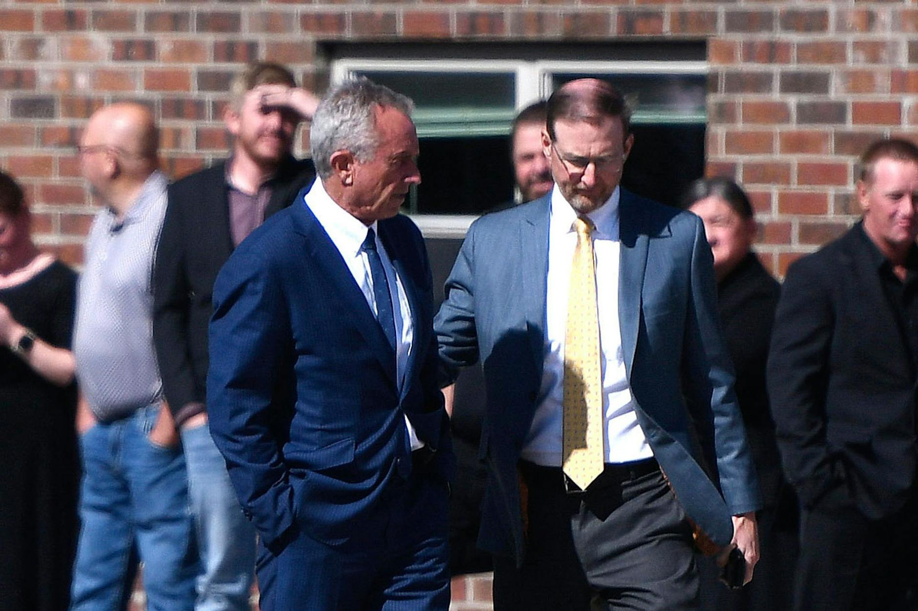 Robert F. Kennedy Jr., links, Gesundheits- und Sozialminister der USA, kommt nach einem zweiten Masern-Todesfall in Seminole, Texas, in der Reinlander Mennonite Church an.