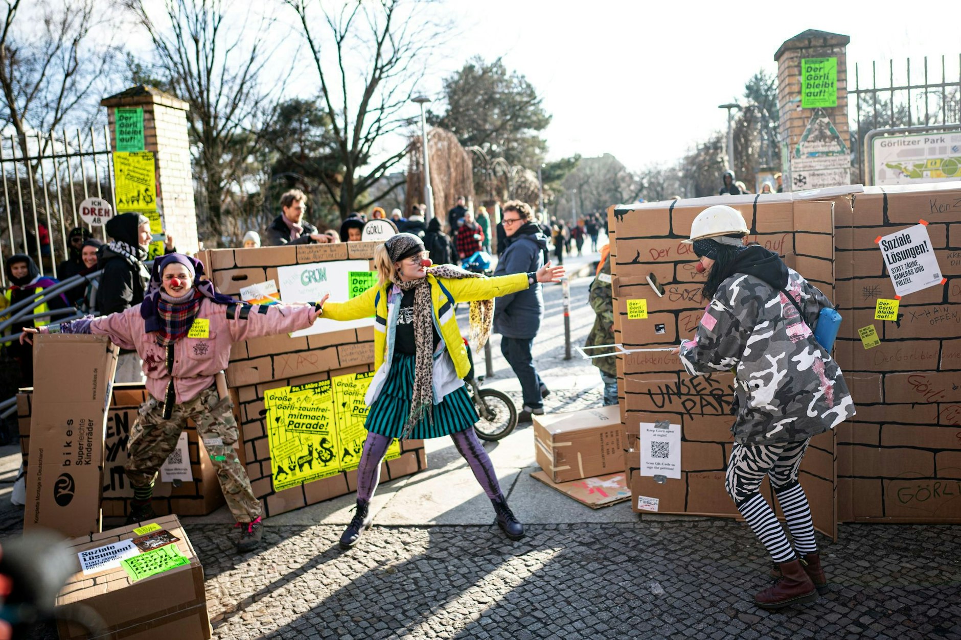 Teilnehmer einer Demonstration gegen die nächtliche Schließung versperren mit einer Mauer aus Pappe symbolisch den Weg in den Görlitzer Park.