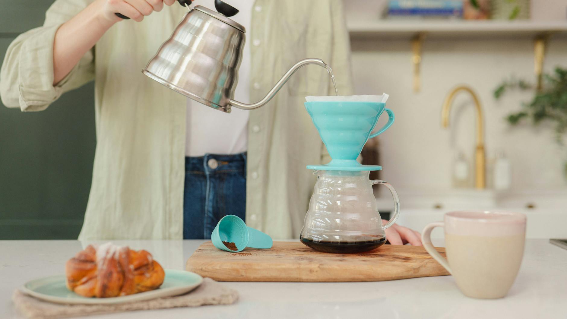 Das ist keine Gießkanne, sondern ein Schwanenhals-Wasserkocher – und damit geht das Kaffeekochen laut einer neuen Studie am besten.