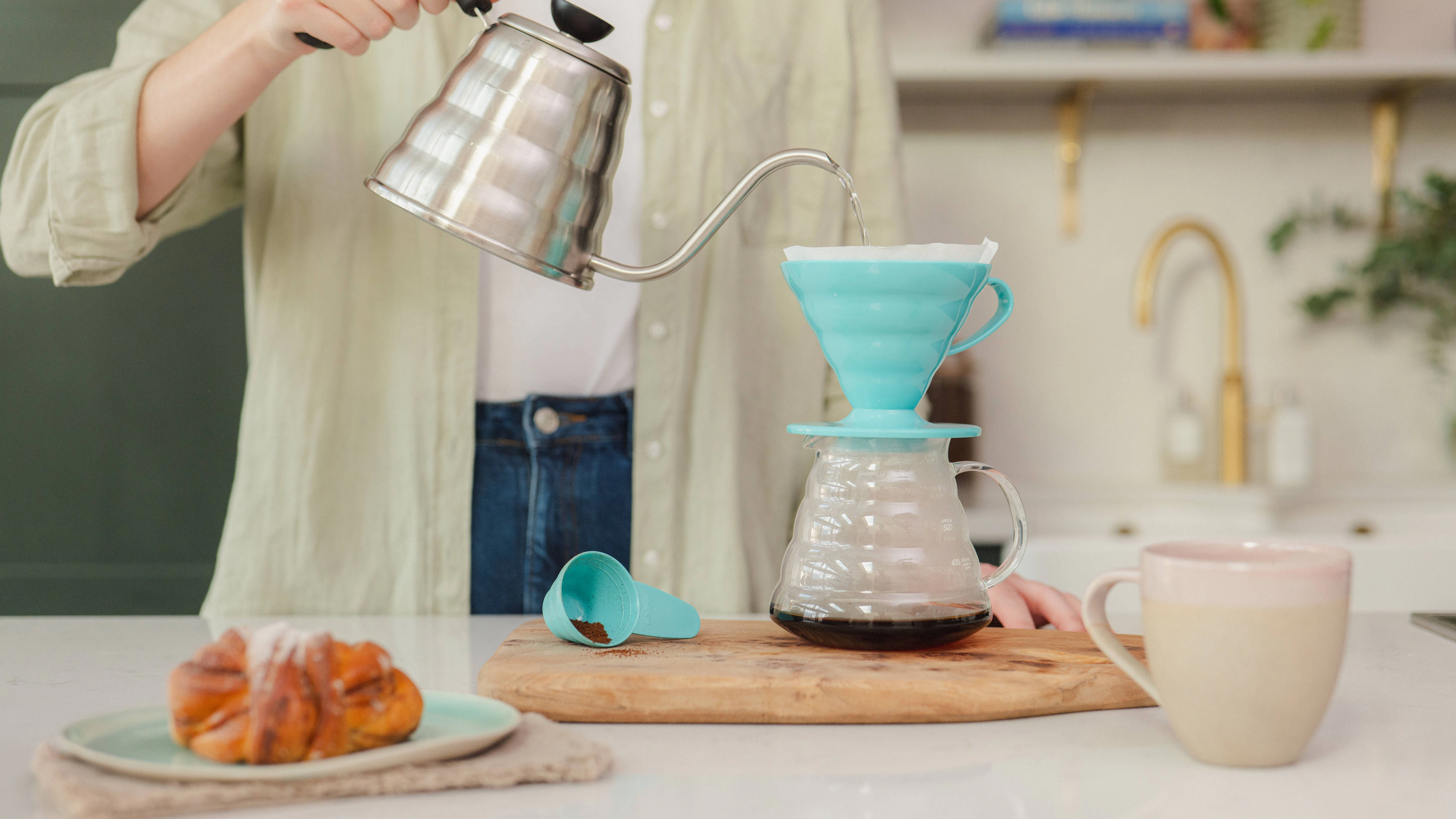 Das ist keine Gießkanne, sondern ein Schwanenhals-Wasserkocher – und damit geht das Kaffeekochen laut einer neuen Studie am besten.