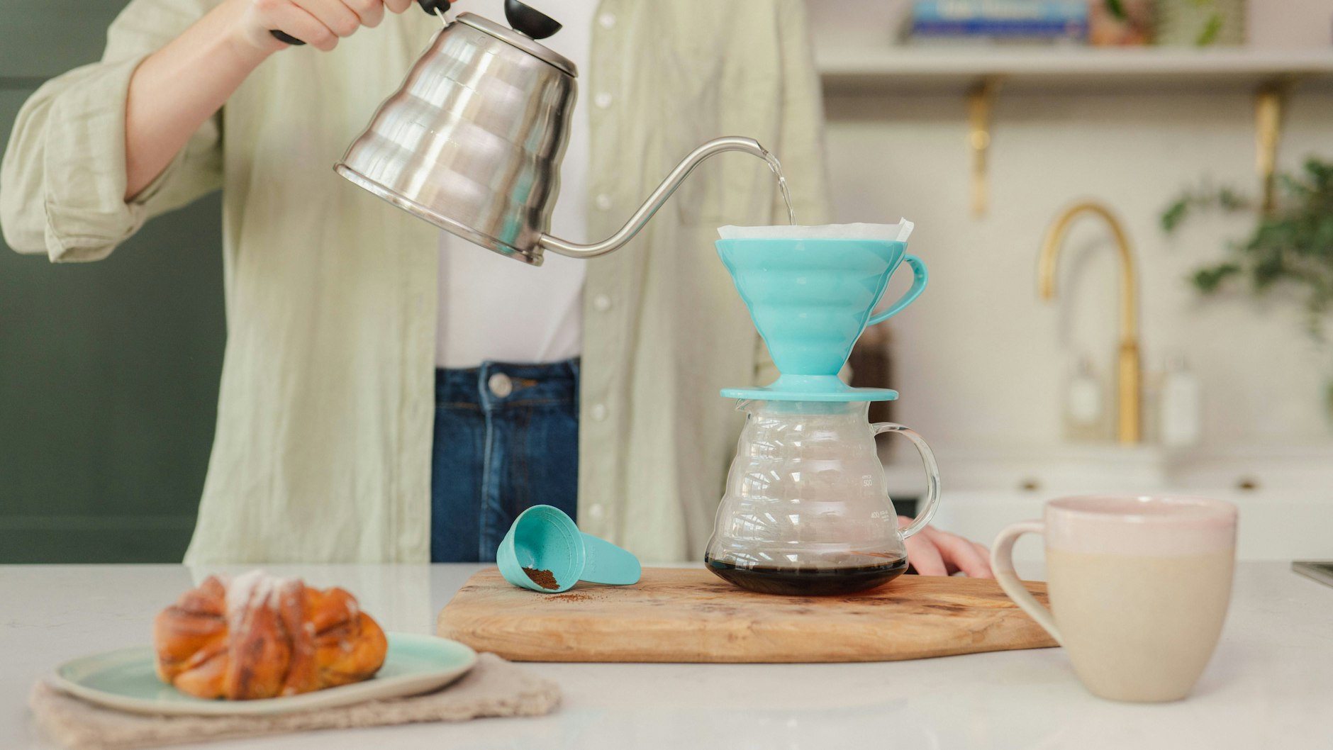 Das ist keine Gießkanne, sondern ein Schwanenhals-Wasserkocher – und damit geht das Kaffeekochen laut einer neuen Studie am besten.