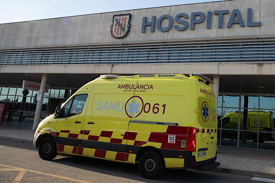 Ein Krankenwagen auf der spanischen Urlaubsinsel Mallorca