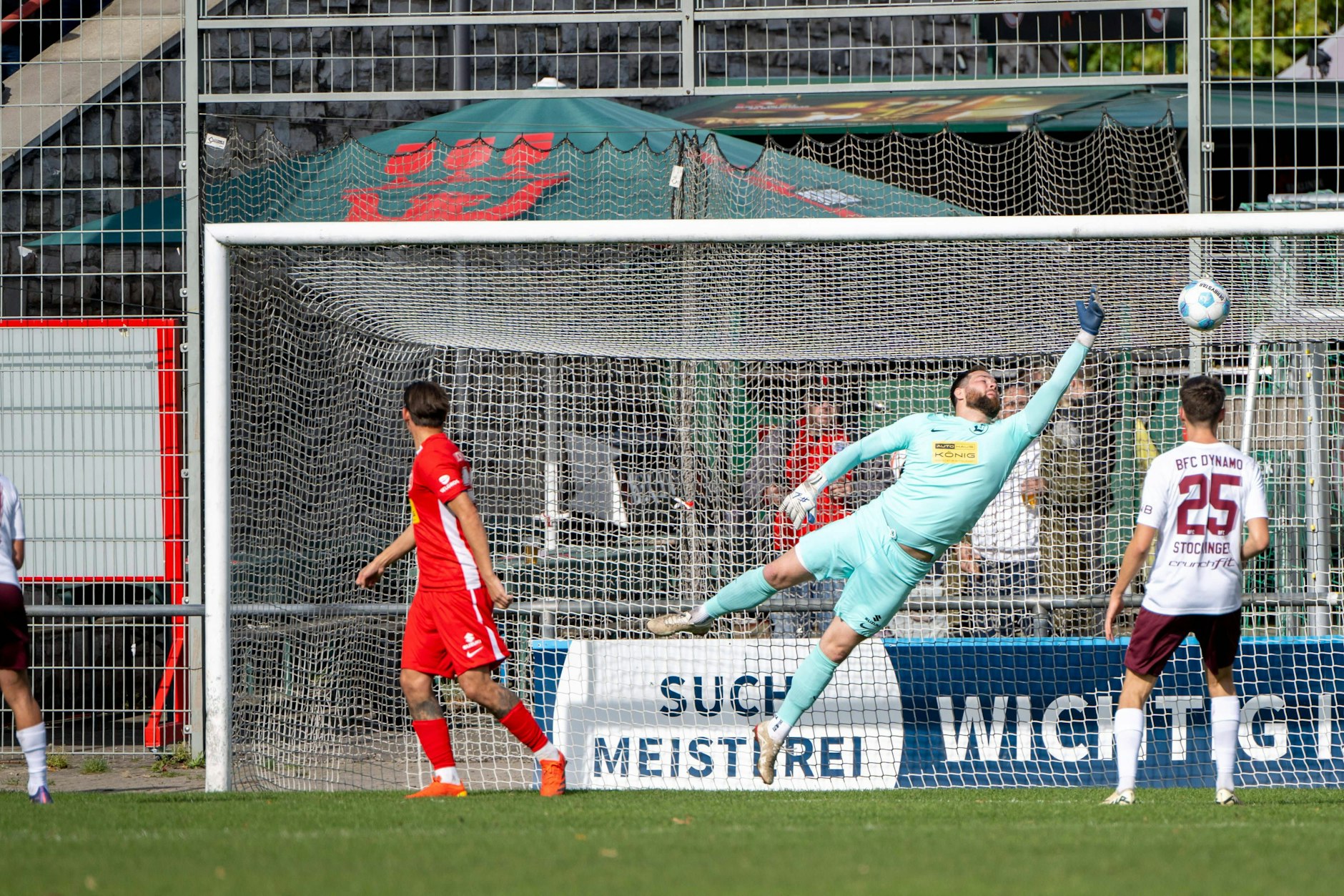 Der Fußballverein Lichtenberg 47 ruft zu Spenden auf, nachdem in die Vereinsräume im Hans-Zoschke-Stadion eingebrochen wurde.