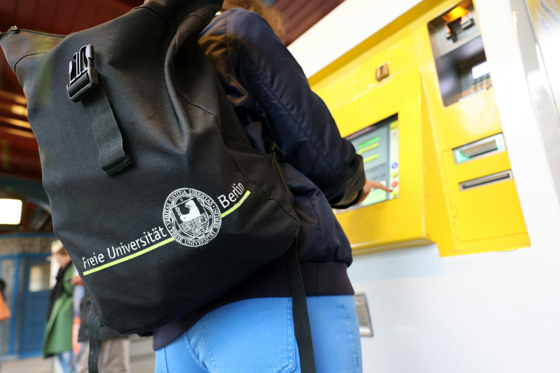 Die Schlichtung ist erfolgreich gelaufen, die Löhne bei der BVG sollen steigen. Drohen nun auch höhere Fahrpreise für die Berliner?