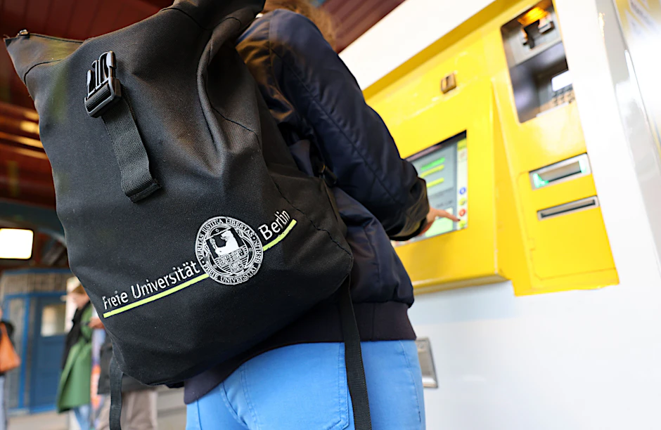 Die Schlichtung ist erfolgreich gelaufen, die Löhne bei der BVG sollen steigen. Drohen nun auch höhere Fahrpreise für die Berliner?