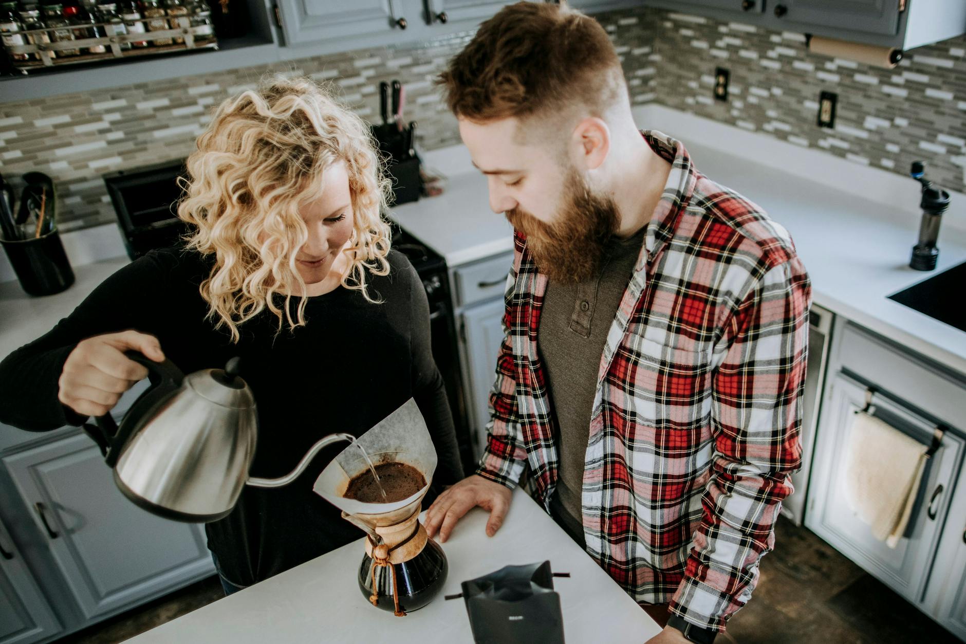 Mit dieser Anleitung wird das Kaffeekochen zur Veranstaltung für die ganze Familie: Mit der Pour-over-Methode gelingt der Kaffee angeblich am besten.