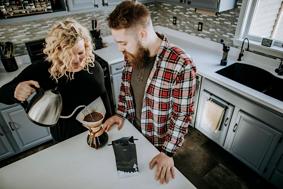 Mit dieser Anleitung wird das Kaffeekochen zur Veranstaltung für die ganze Familie: Mit der Pour-over-Methode gelingt der Kaffee angeblich am besten.