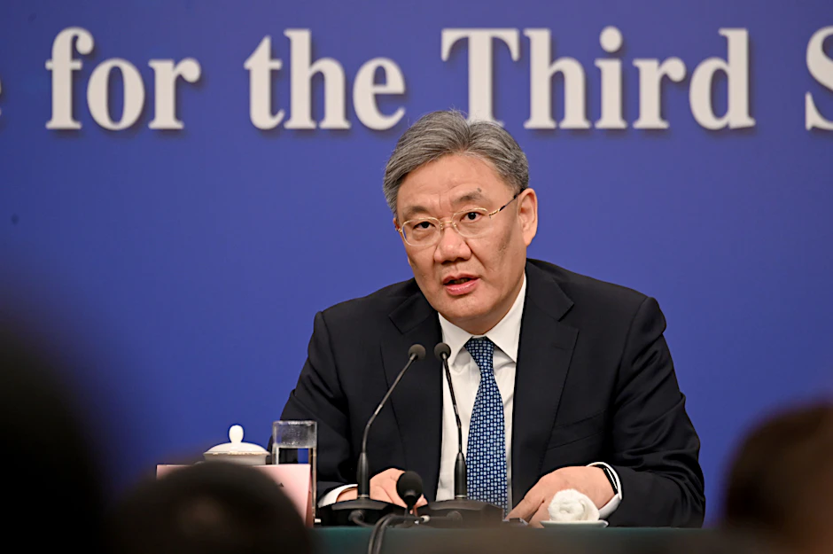 Wang Wentao, Chinas Handelsminister, spricht vor Journalisten.