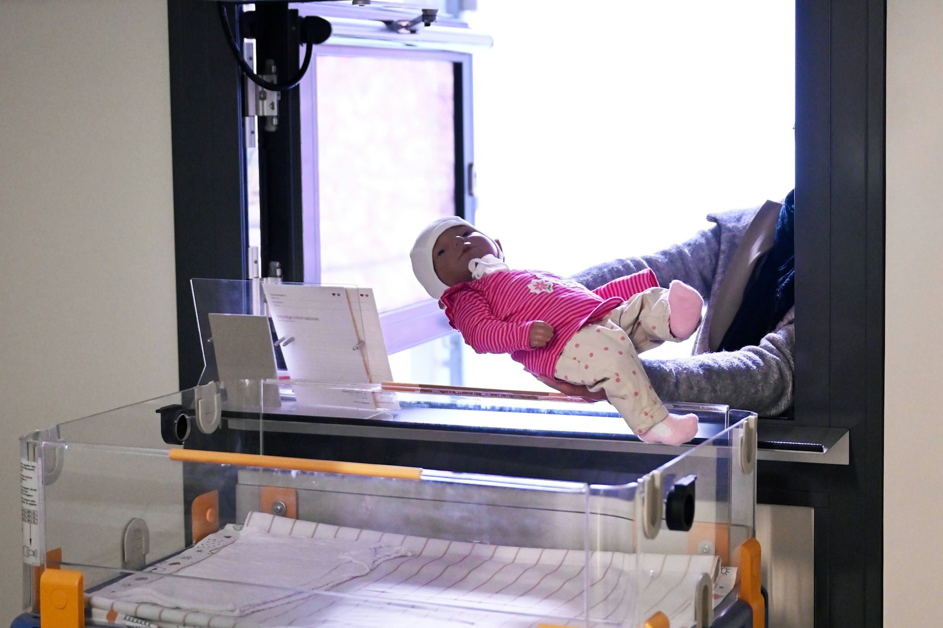 Seit 25 Jahren retten Babyklappen in Berlin Neugeborenen das Leben – in Berlin konnte 120 Säuglingen über die letzten 25 Jahre geholfen werden.