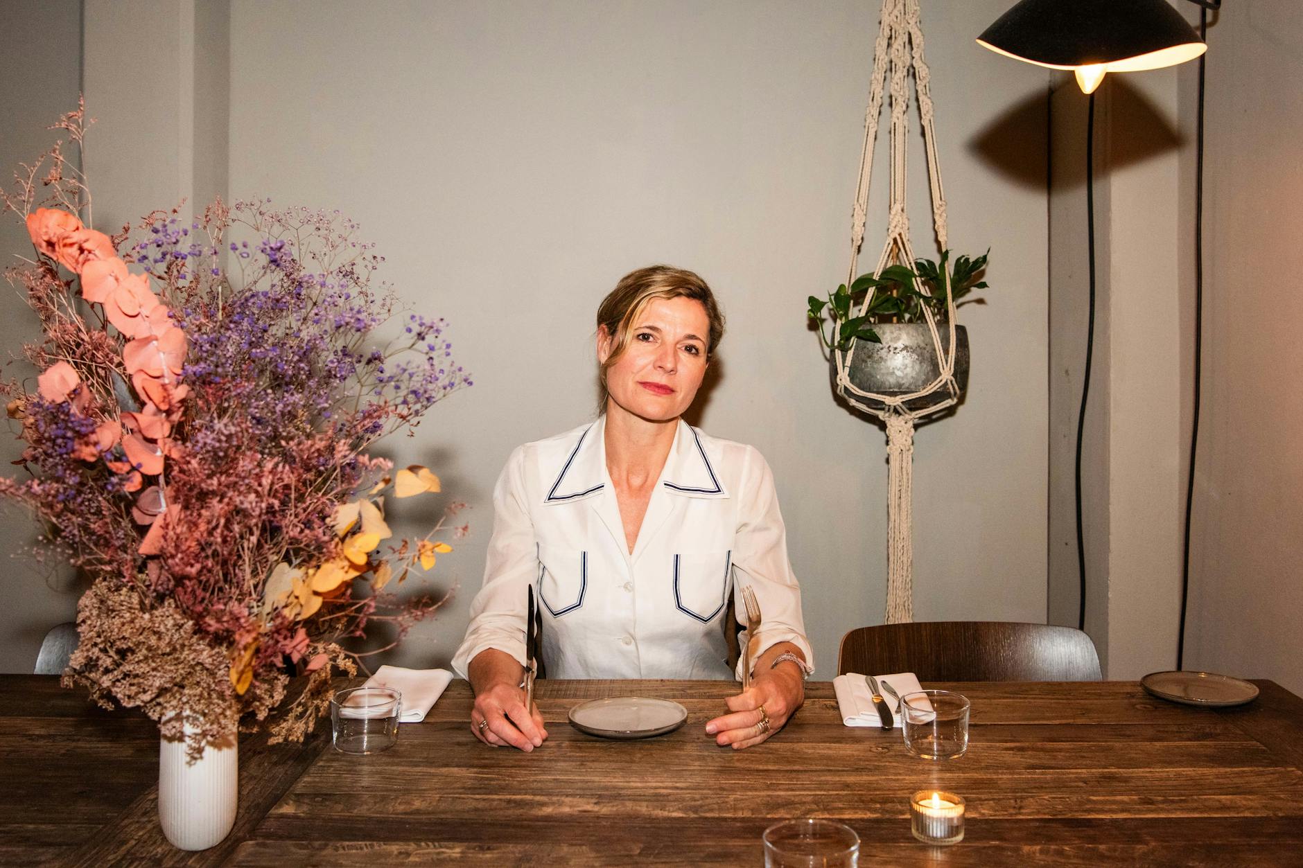 Was wohl heute auf den Teller kommt? Es ist nicht leicht, Tina Hüttl noch zu überraschen, und doch gelingt es Berliner Köchinnen und Köchen immer wieder.