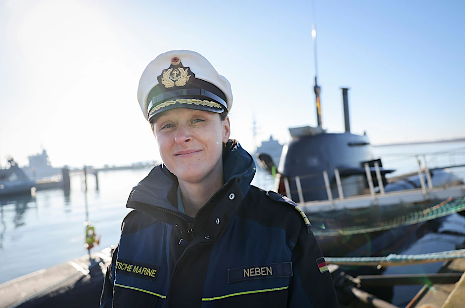 Deutschlands erste U-Boot-Kapitänin, Korvettenkapitän Claudia Neben, vor dem U-Boot U34 auf dem Marinestützpunkt Eckernförde.