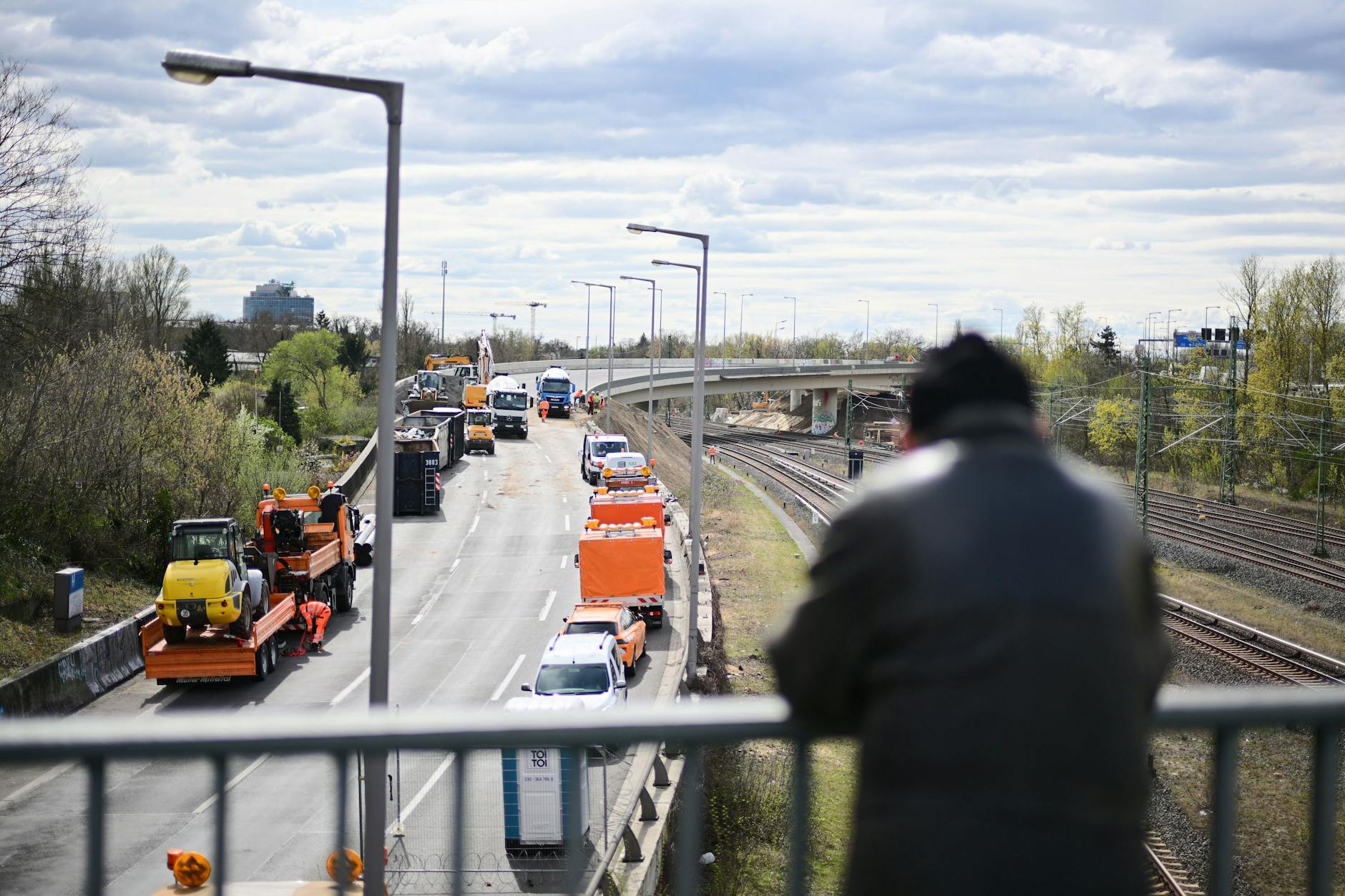 Baumaschinen stehen auf der gesperrten Ringbahnbrücke. Der Abbruch der maroden A100-Brücke soll in dieser Woche beginnen.