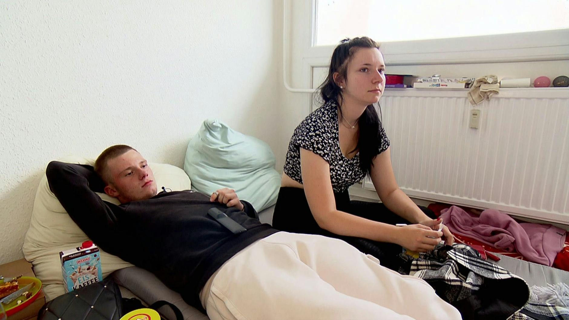 Sie verbringen die Zeit lieber mit kuscheln, statt sich einen neuen Job zu suchen: Angelina und Steven aus „Armes Deutschland“.