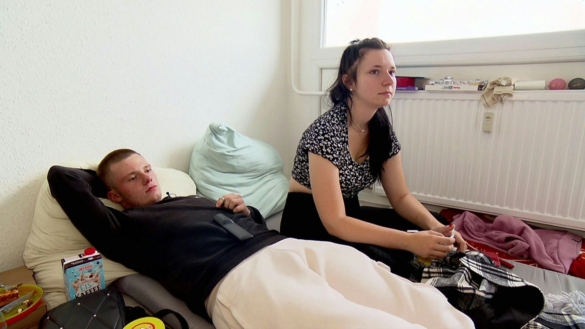 Sie verbringen die Zeit lieber mit kuscheln, statt sich einen neuen Job zu suchen: Angelina und Steven aus „Armes Deutschland“. 