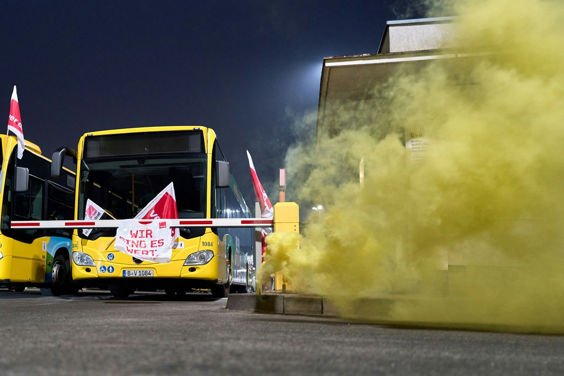 Protestaktion in Lichtenberg während des Warnstreiks Ende März: Fünfmal kam es seit Januar bei der BVG schon zu Arbeitsniederlegungen. Die letzten beiden Ausstände dauerten 48 Stunden.