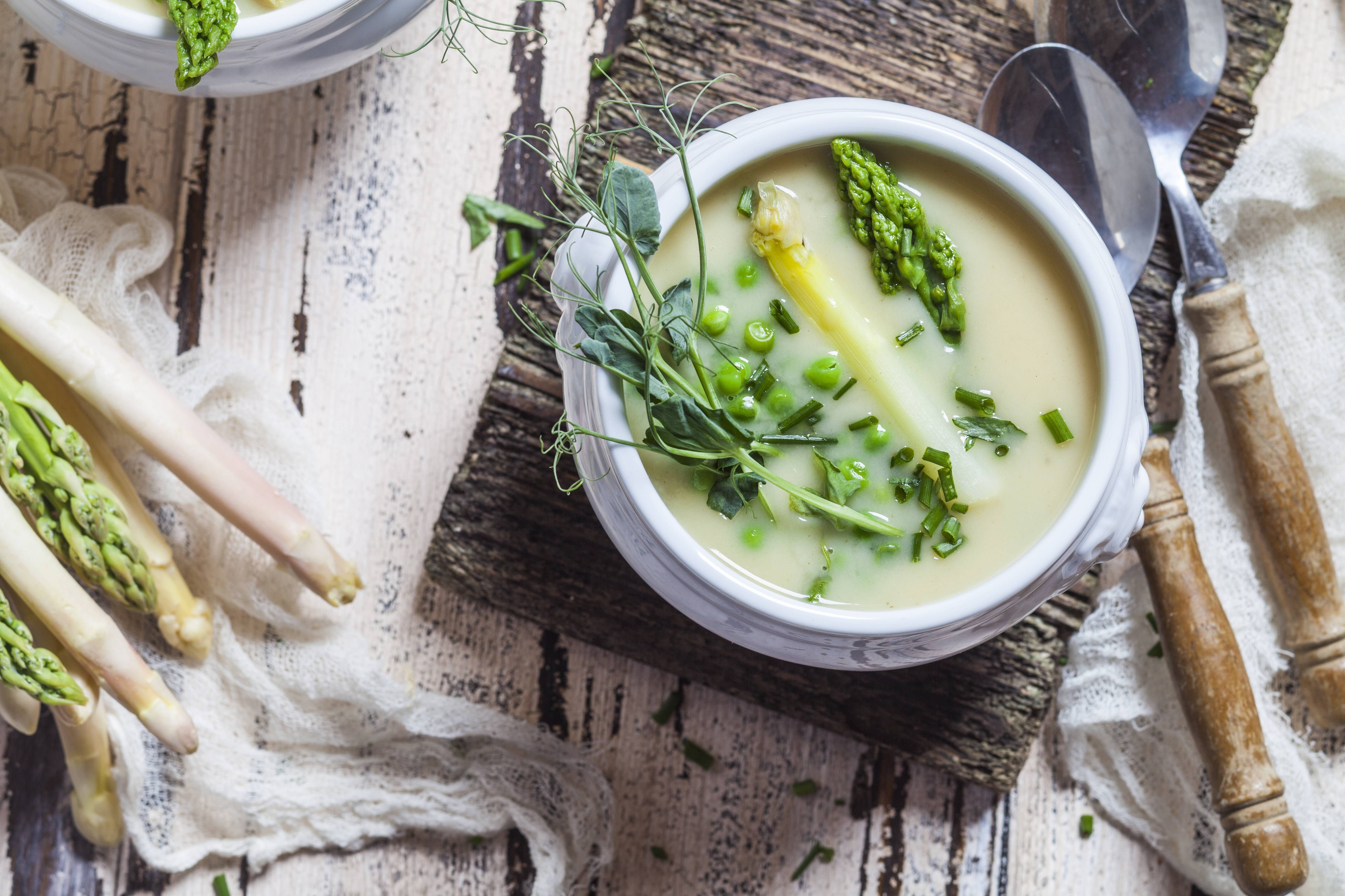 Rezept für köstliche Spargelcremesuppe – einfach aus Spargelschalen