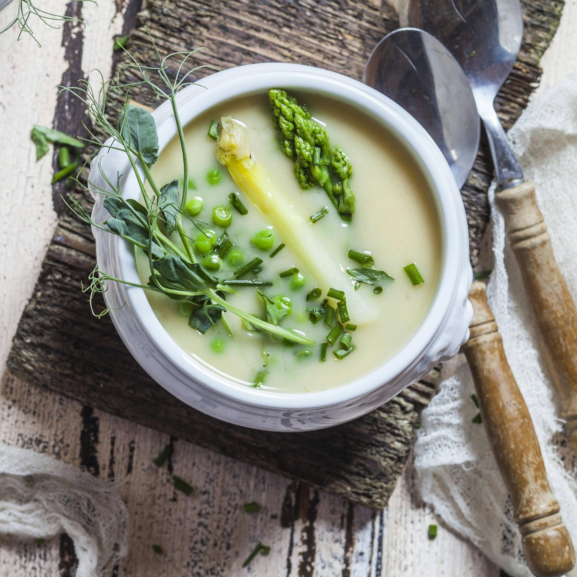 Rezept für köstliche Spargelcremesuppe – einfach aus Spargelschalen