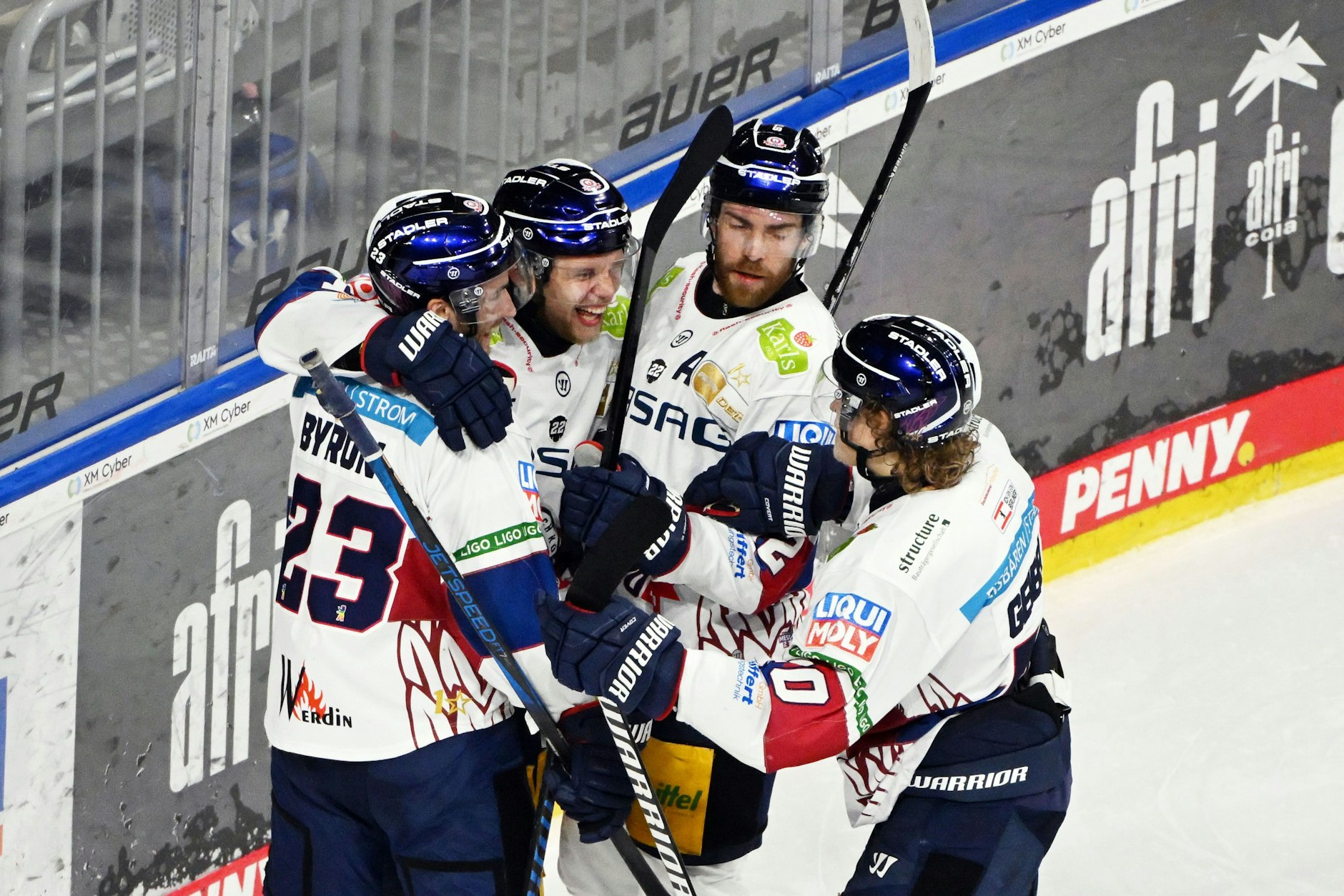 Die Eisbären feiern ihren Sieg gegen die Adler Mannheim. 