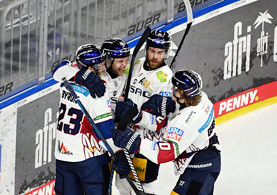 Die Eisbären feiern ihren Sieg gegen die Adler Mannheim. 