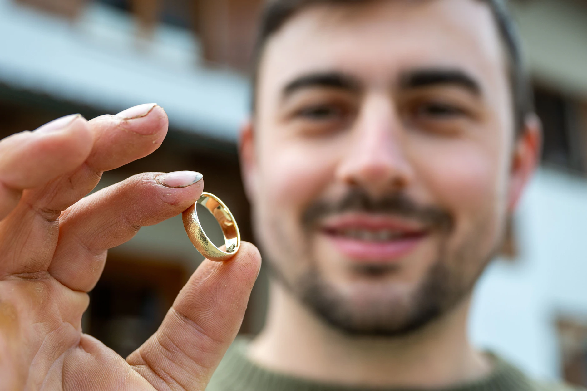 Landwirt Johannes Brandhuber (32) zeigt den wiedergefundenen Ehering. Er war im Bauch der Kuh „Herzal“.