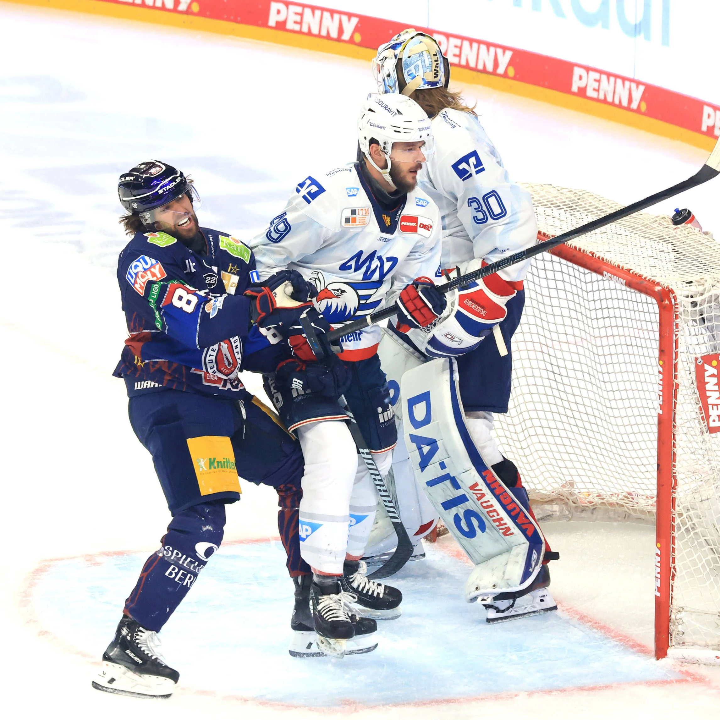 Eisbär Zach Boychuk (l.) muss gegen Mannheim, wie durch Lucas Kälble, auch immer wieder viel einstecken.