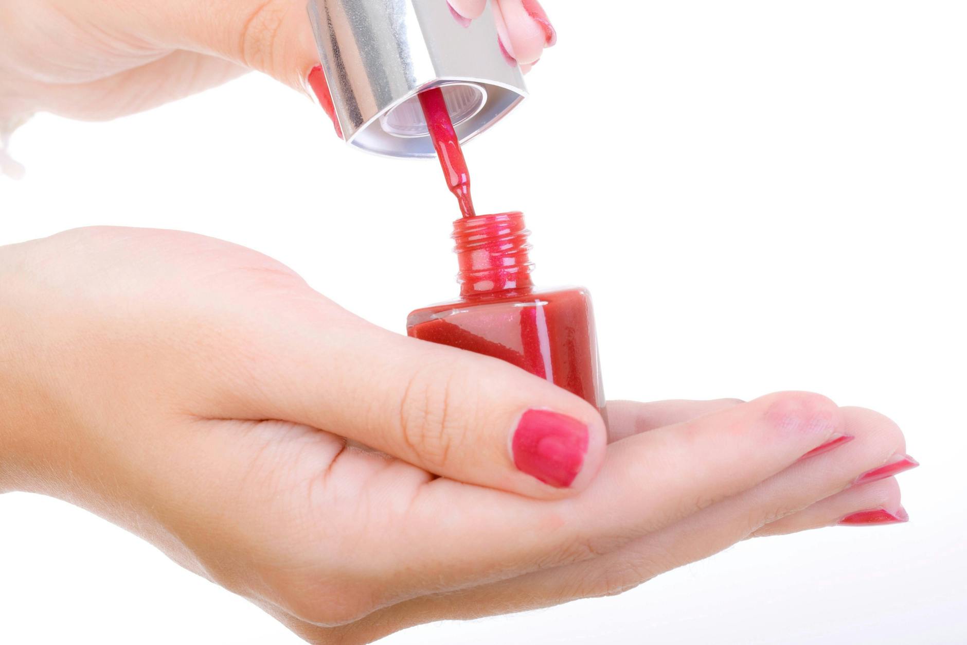 Nagellack muss die richtige Konsistenz haben. Ist der Lack zu dickflüssig oder zu dünnflüssig, gelingt kein schöner Auftrag auf den Nägeln.