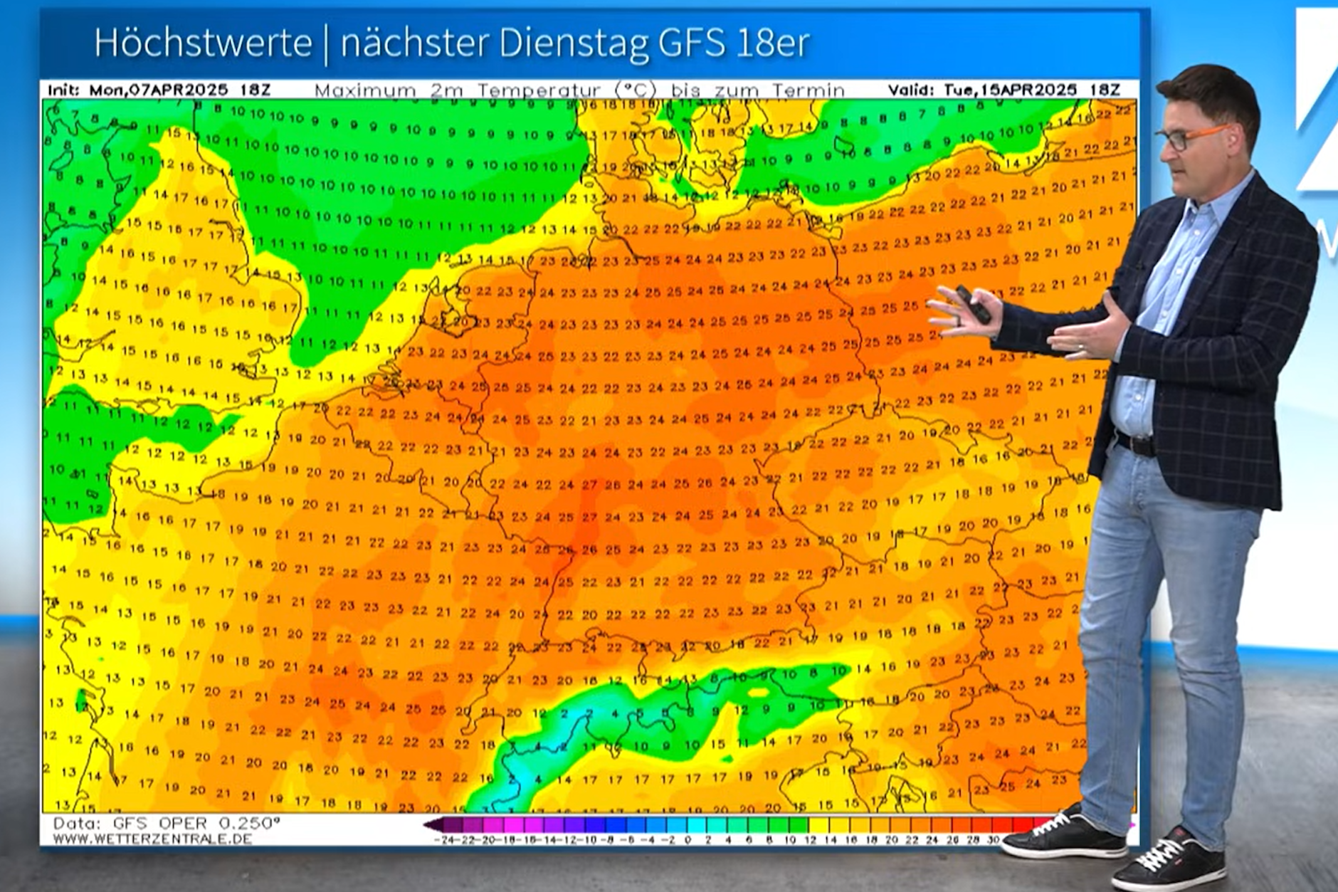 Der Meteorologe Dominik Jung von wetter.net vor einer aktuellen Wetterkarte: Wird der kommende Dienstag heiß wie ein Sommertag ...