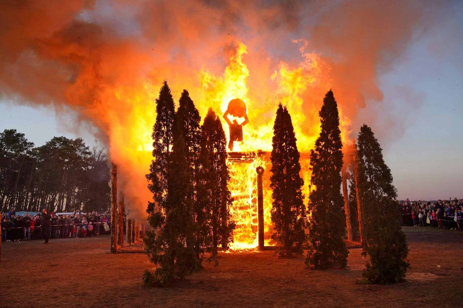 Das Brandenburger Dorf Trechwitz veranstaltet jedes Jahr das spektakulärste Osterfeuer der Region.