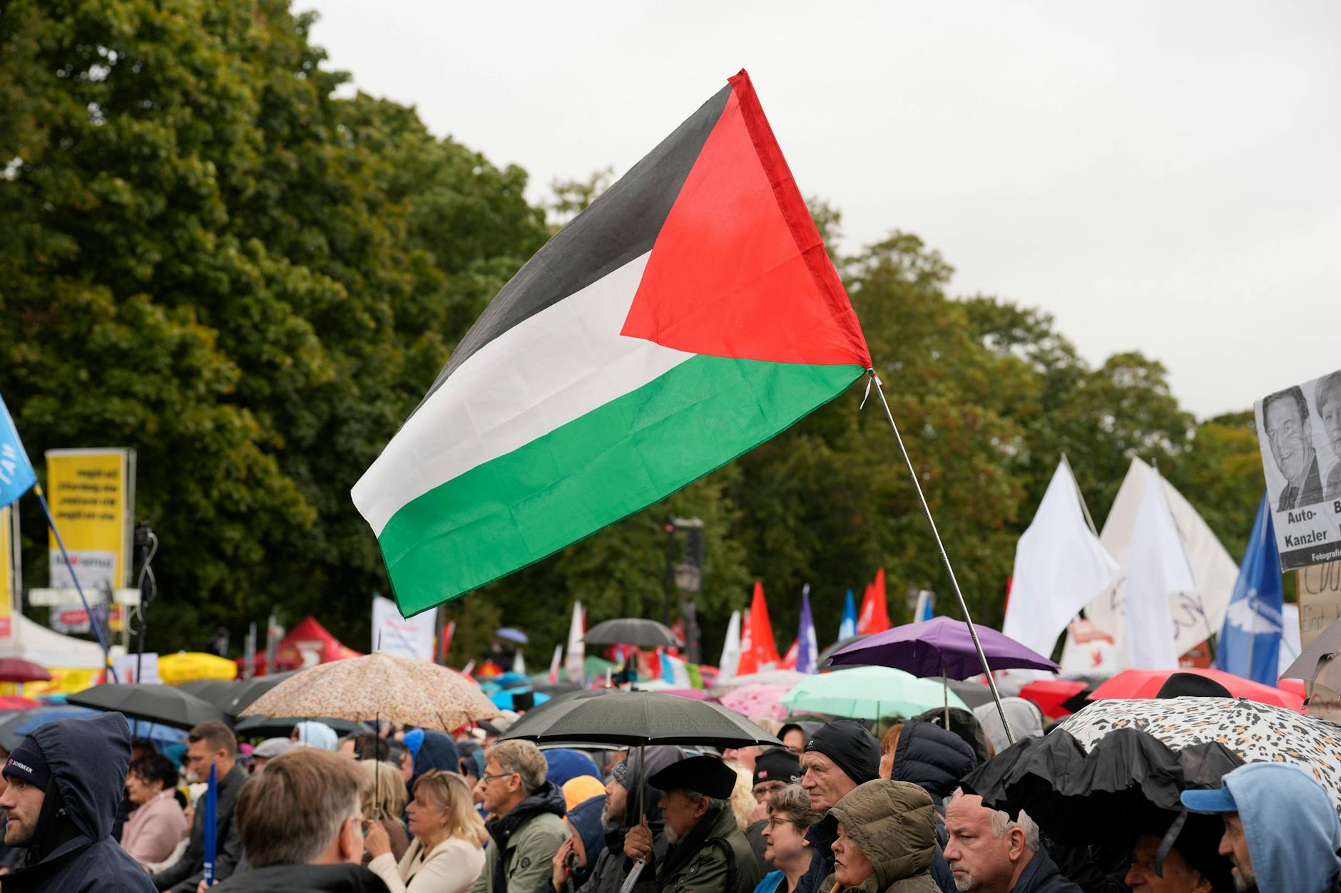 Menschen bei einer Friedensdemonstration am Großen Stern in Berlin: In Neukölln sollen zwei junge Frauen mit Palästinafahne volksverhetzende Äußerungen gemacht haben.