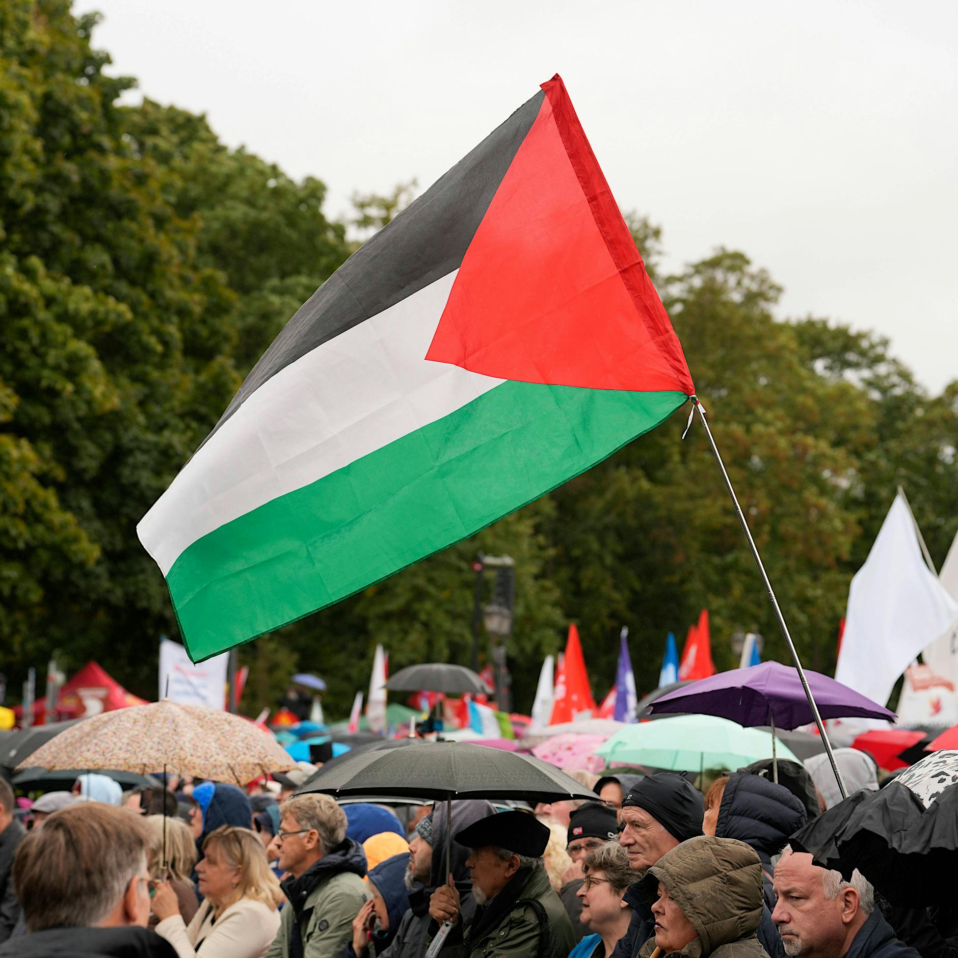 Neukölln: 14- und 22-Jährige mit Palästinafahne unter Verdacht der Volksverhetzung