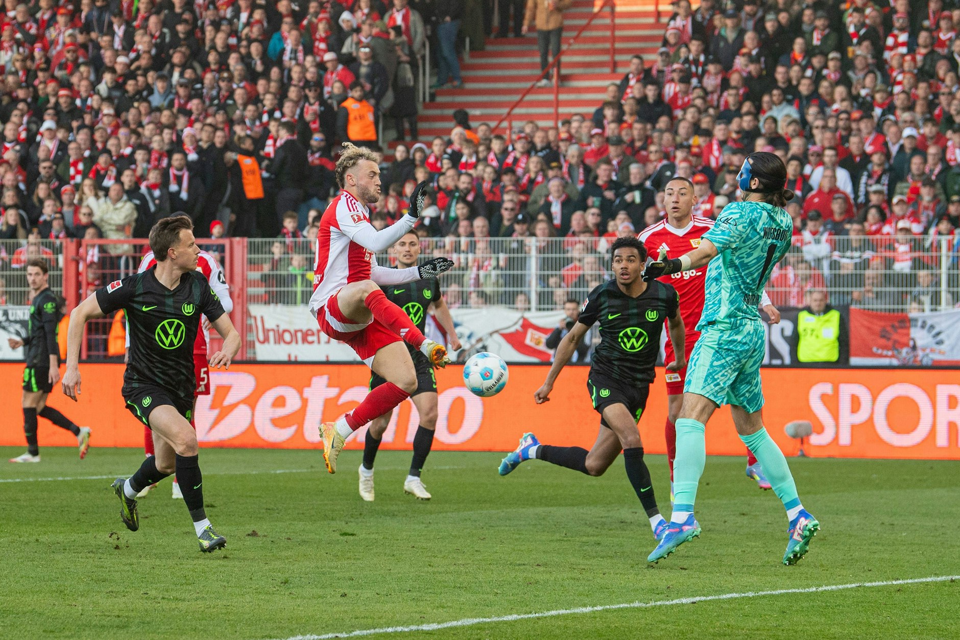 Nicht besonders schön, aber unglaublich wichtig: Benedict Hollerbach erzielt das Tor des Tages beim 1:0 gegen den VfL Wolfsburg.