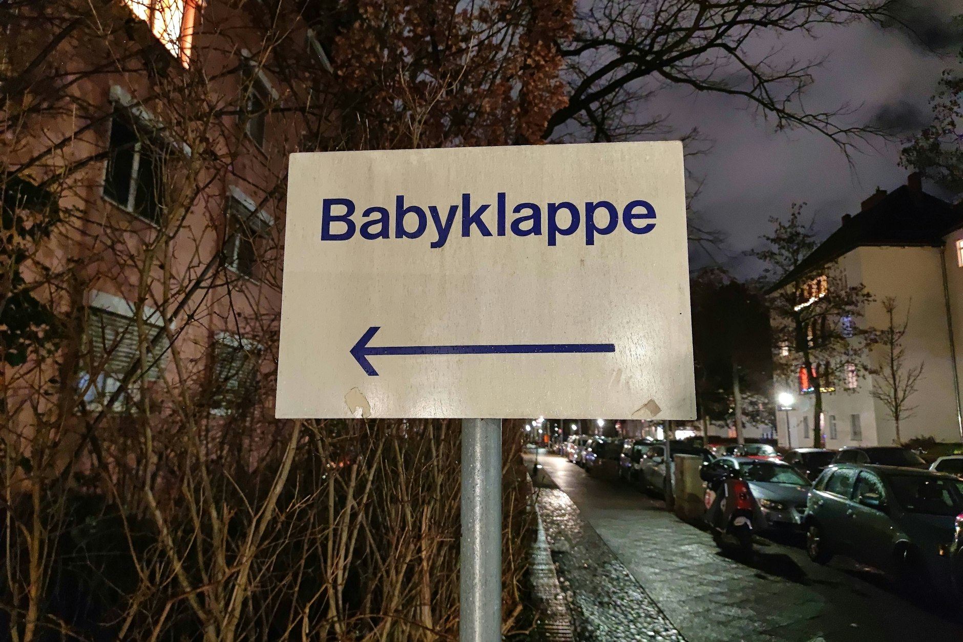 Hier das Schild zur Babyklappe am St.-Joseph-Krankenhaus in Berlin-Tempelhof. Es gibt noch drei weitere: Waldkrankenhaus Spandau, Vivantes-Klinikum Kaulsdorf und Vivantes-Klinikum Neukölln. Auch gibt es eine am St.-Josefs-Krankenhaus in Potsdam